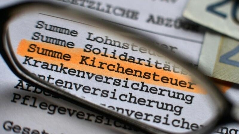 Die Mehrheit der Bayern würde einer Umfrage zufolge die Kirchensteuer abschaffen. (Symbolbild)