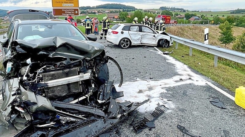 Der tschechische Peugeot-SUV (links) und der Audi der Unfallverursacherin haben nur noch Schrottwert.