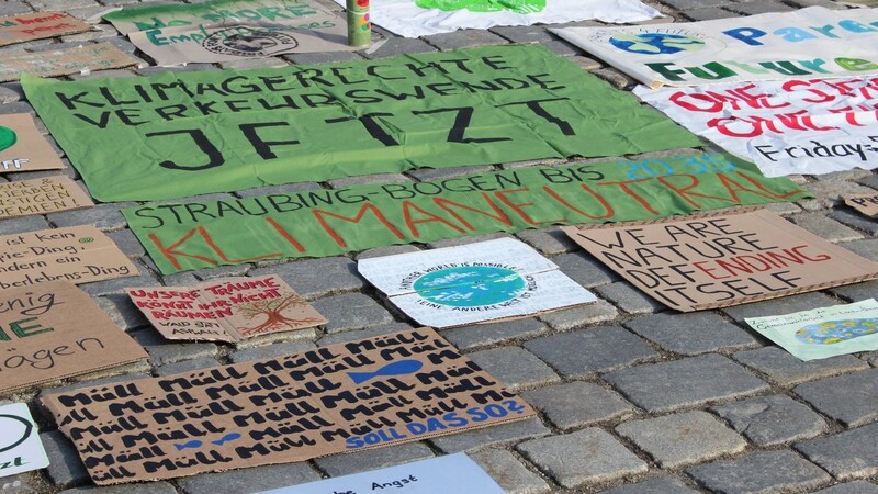 "Fridays for Future"-Straubing ist dem internationalen Aufruf gefolgt und hat am Freitagnachmittag mit bunten Schildern, Bannern oder Kreidebildern am Theresienplatz auf die Klimakrise aufmerksam gemacht.