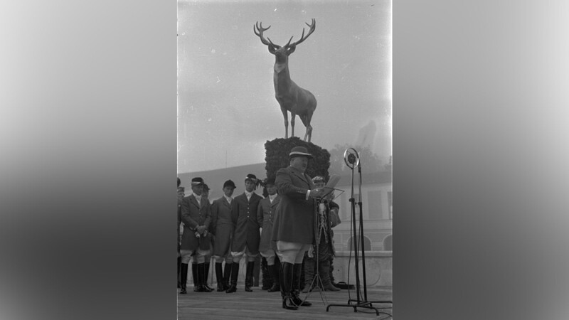 Christian Weber eröffnet das Jagdmuseum im Oktober 1938 am Nymphenburger Schloss.