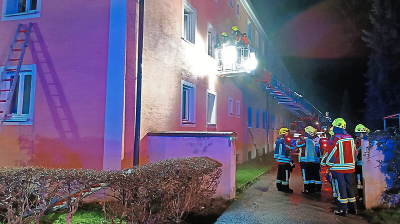 Mit Dreh- und weiteren Steckleitern retteten die Einsatzkräfte die Bewohner eines Wohnhauses an der Niedermayerstraße.