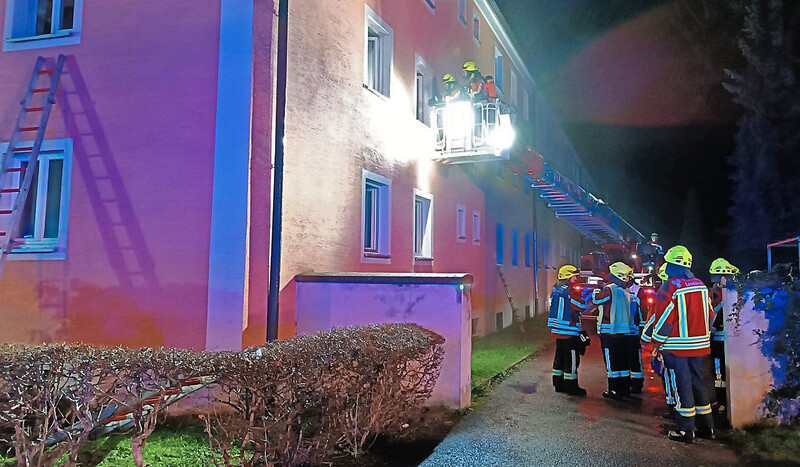 Mit Dreh- und weiteren Steckleitern retteten die Einsatzkräfte die Bewohner eines Wohnhauses an der Niedermayerstraße. 