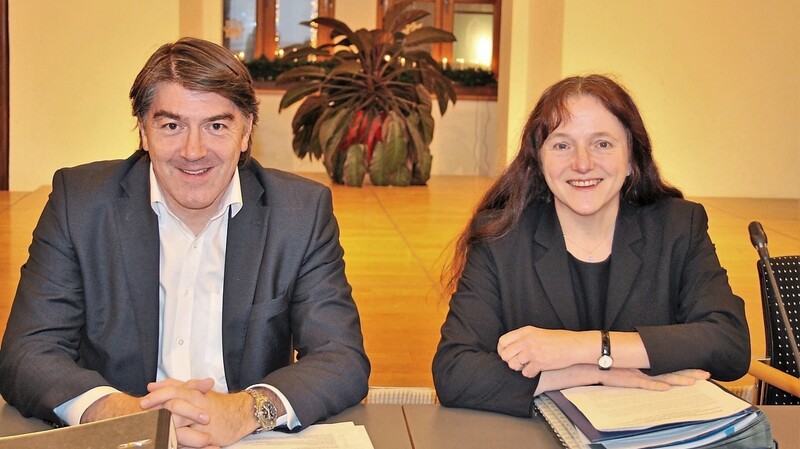 Chams Bürgermeisterin Karin Bucher und Kämmerer Christian Plötz bei der Haushaltssitzung im Stadtrat.