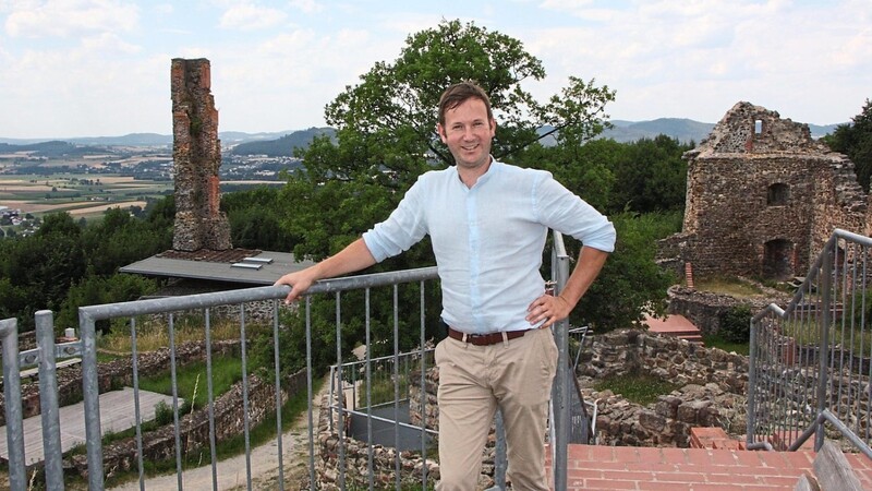 Seit einem Jahr Burgherr qua Amt: Rundings Bürgermeister Franz Kopp am höchsten Punkt der Burgruine.