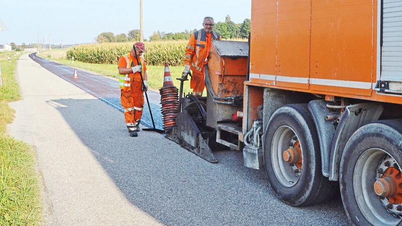 Aus Braunau in Österreich kommt die Firma "Mikrobelag", die für die Straßensanierung im Auftrag der Marktgemeinde 400 Tonnen Material angeliefert hat.