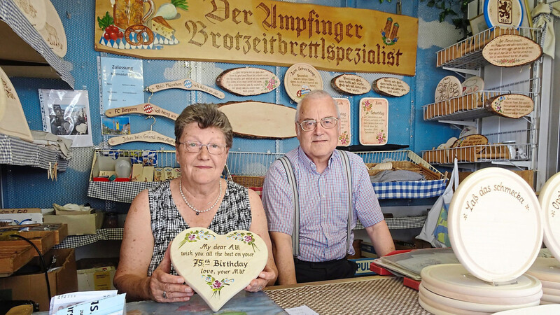 Seit zwölf Jahren kommt das Ehepaar Hartmann mit seinem Stand "Der Ampfinger Brotzeitbrettlspezialist" auf die Dult.