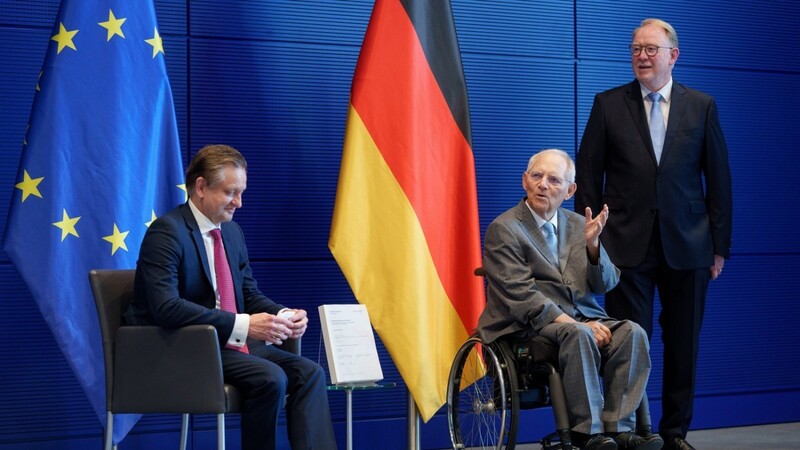 Bundestagspräsident Wolfgang Schäuble nimmt den Abschlussbericht des Wirecard-Untersuchungsausschusses vom Ausschussvorsitzenden Kay Gottschalk (l.) und Hans Michelbach (r.) entgegen.