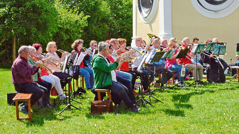 Die Musiker von "MAI Blech" gestalteten nach zweijähriger Corona-Pause wieder den Himmelfahrtsgottesdienst auf St. Anton.