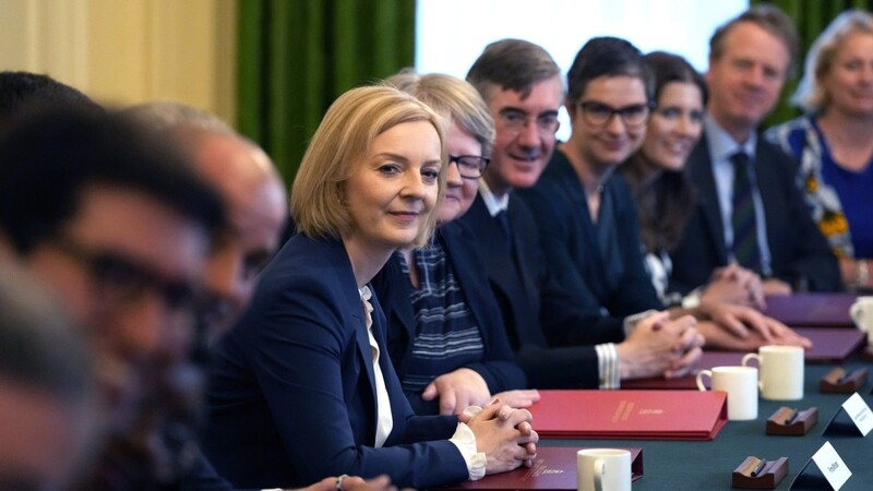 Liz Truss (M.) hat die neuen Top-Posten im Kabinett mit Mitgliedern des rechten Flügels der Partei besetzt.