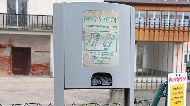 Fünf "Dog Stations" sind im Stadtgebiet Wörth verteilt. Eine befindet sich gegenüber des Pfarrheims an der Sandmüllerwiese.