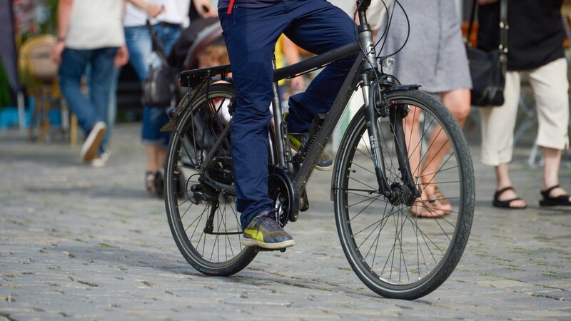 Radfahrer dürfen weiterhin in der Fußgängerzone in Straubing fahren.