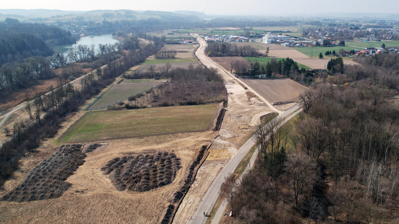 Die Verbindungsspange verläuft nahezu parallel zur Isar; vorne sieht man die DGF 16 nach Schönbühl, hinten das Gewerbegebiet auf Loichinger Flur.