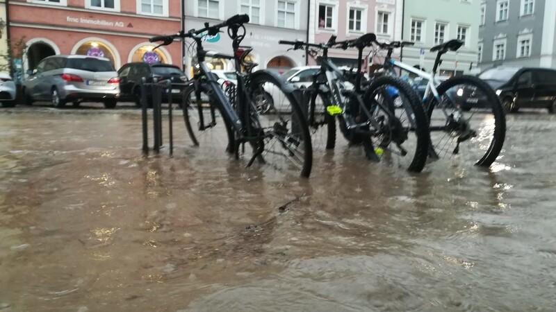 Zeitweise stand das Wasser in der Landshuter Altstadt der Berichterstattung vor Ort zufolge kniehoch auf den Straßen.