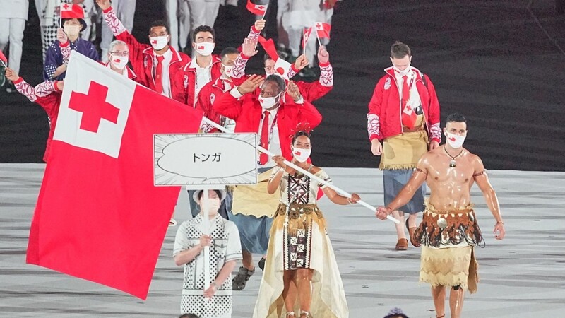 Die Fahnenträger von Tonga, Malia Paseka und Taekwondokämpfer Pita Taufatofua, führen das Team bei der Eröffnungsfeier der Olympischen Spiele 2020 in das Olympiastadion.