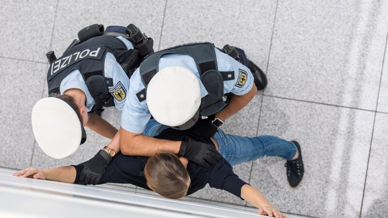 Mehrmals täglich ziehen Bundespolizisten am Münchner Airport mit Haftbefehl gesuchte Männer und Frauen aus dem Verkehr. Am Samstag fiel den Beamten ein Österreicher auf, der seit wenigen Tagen von der Justiz in seinem Heimatland mit internationalem Haftbefehl gesucht worden war. (Symbolbild)