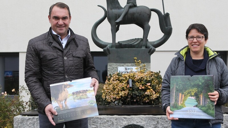 Bürgermeister Alfred Holzner und Umweltreferentin Veronika Oberpriller stellten den Kalender "Naturschönheiten Rottenburgs" vor, den interessierte Bürger kostenlos erhalten.