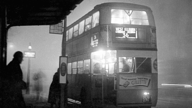 Eine dichte Smog-Wolke verschluckte London im Dezember 1952. Der giftige Dunst stürzte den Verkehr ins Chaos und kroch in die Häuser.