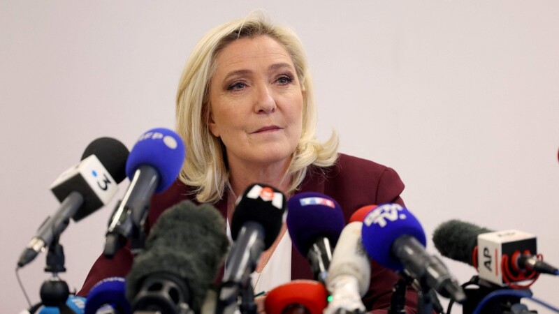 Marine Le Pen, Präsidentschaftskandidatin der rechtsextremen Partei Rassemblement National (RN), spricht auf einer Pressekonferenz.