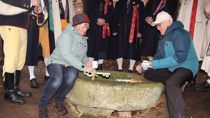 Waldvereins-Vorsitzende Marianne Linsmeier und Petr Matějka sperrten den Böhmischen Brunnen auf.
