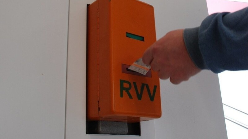 Ein RVV-Ticket wird am Bahnhof Straubing in den Stempelautomaten geschoben. Sollte der Entwerter defekt sein, wendet man sich an den Zugbegleiter.