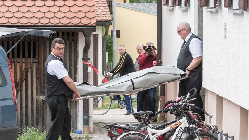 Bestatter transportieren am Dienstag, 31. Mai, den Leichnam einer 59-Jährigen in Maxhütte-Haidhof (Kreis Schwandorf) ab. Wie die Obduktion am Dienstagnachmittag ergab, wurde die Frau durch mehrere Schüsse getötet.