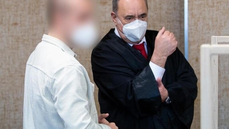 Der angeklagte Polizist (l) mit seinem Anwalt im Verhandlungssaal. Der Mann wurde zu einer Geldstrafe von 13.200 Euro verurteilt.