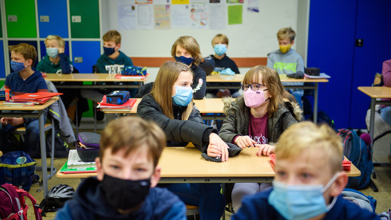 Stadt Straubing und das Landratsamt haben am heutigen Freitag bekanntgegeben, wie es im Landkreis Straubing-Bogen mit der Maskenpflicht an Schulen weitergehen soll. (Symbolbild)
