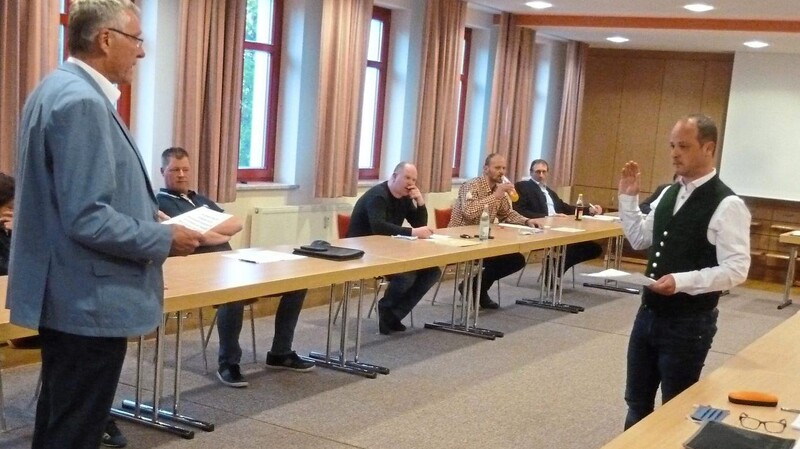 Der neue Bürgermeisterstellvertreter Benedikt Weber (rechts) legt seinen Eid ab.