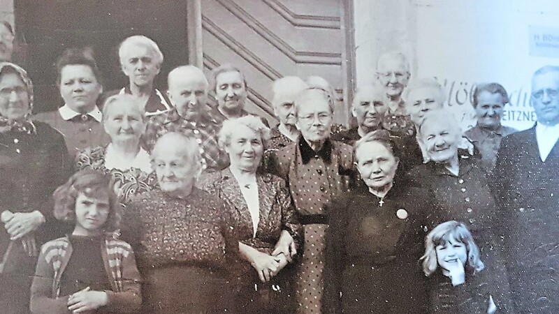 Ein Erinnerungsfoto zeigt Mitglieder der AWO Neutraubling aus deren Gründerzeit.