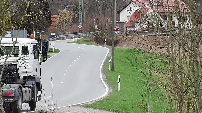Um diesen Streckenabschnitt entlang der Staatsstraße nach Bruckberg geht es: Hier soll ein Radweg gebaut werden. Der Gemeinderat wartet noch auf die Zuschusszusage.