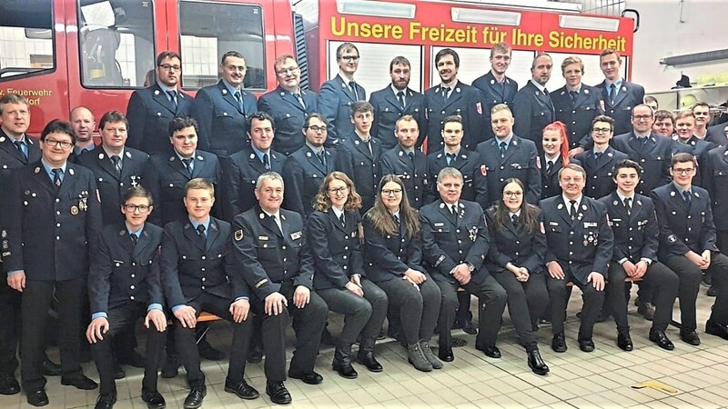 Die 30 neuen Sprechfunker aus acht Feuerwehren mit KBI Marco Greil, den beiden KBMs Hermann Schwarzfischer und Sebastian Scheuer (Kursleiter) und den Vereinskommandanten und Vorsitzenden.