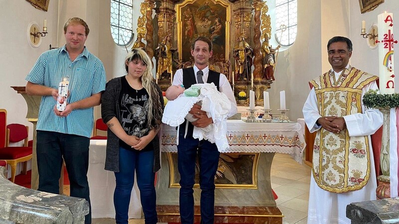 Der kleine Florian Matthias Pritzl, hier auf dem Arm seines Paten, und umrahmt von seinen Eltern und Pfarrvikar Dr. Peter Chettaniyil, wurde in der Dreifaltigkeitskirche getauft.