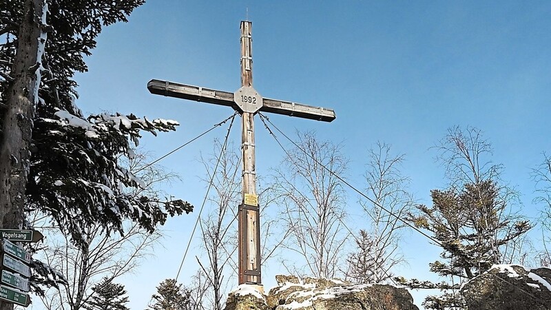 Im Oktober 1993 wurde auf dem 832 Meter hohen Burgstein ein Gipfelkreuz geweiht. Damit ging ein Wunsch in Erfüllung, der rund 30 Jahre zuvor in den Reihen des Wald-Vereins Bernried geboren wurde. Aufzeichnungen zufolge wurde mehrmals der Bau angeregt. Das Kreuz sollte in erster Linie als Erinnerung an die gefallenen und vermissten Bernrieder Kriegskameraden erinnern.