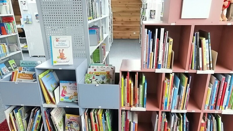 Über 8 100 Medien, darunter 3 535 Kinderbücher, warten in der Bücherei darauf, ausgeliehen zu werden. Derzeit ist eine Ausleihe über click und collect möglich.