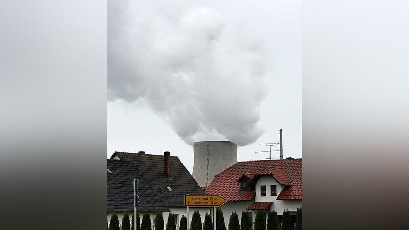 Der Kühlturm des Atomkraftwerks (AKW) Isar II .