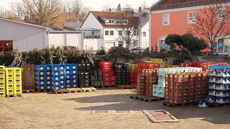 Fast alle Brauereien sind vom Minusgeschäft mit nicht zurückgegebenem Leergut betroffen - hier die "Leergut-Ecke" im Innenhof der Brauerei Krieger.