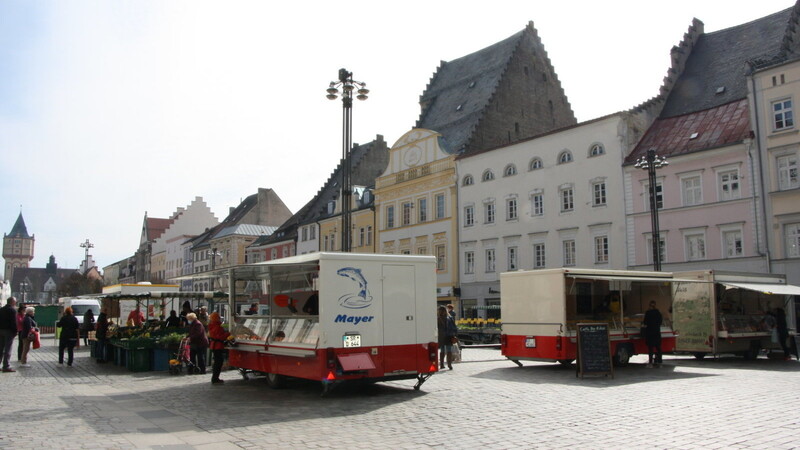 Abstand halten ist das Gebot der Stunde. Am Markt am Ludwigsplatz halten sich die Leute daran, sagen die Standl-Betreiber.