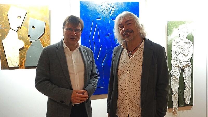 KJF-Direktor Michael Eibl (l.) mit Künstler Reiner Fritsche.