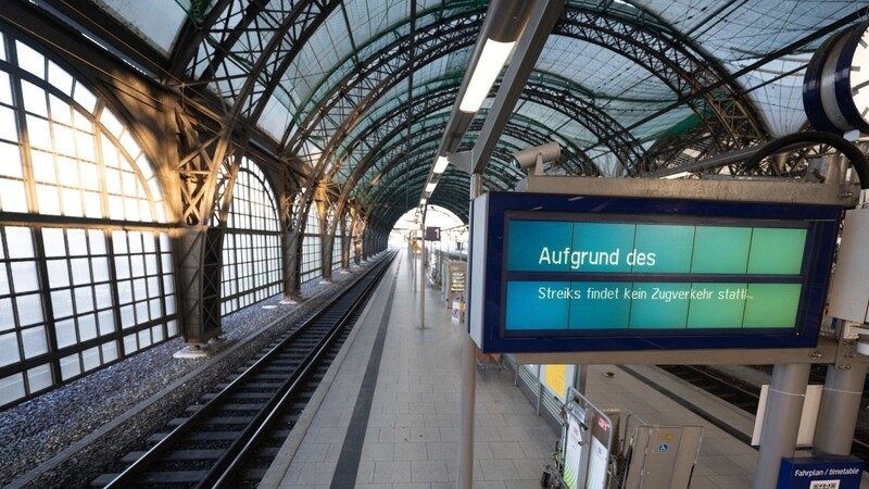 Keine Züge und keine Menschen im Hauptbahnhof Dresden.