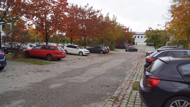 Die meisten Leute in Vilsbiburg sind nach wie vor mit dem Auto unterwegs. Und meistens finden sie einen Parkplatz, etwa am Färberanger. Das Parken ist kostenlos und der Fußweg zum Stadtplatz nicht weit.