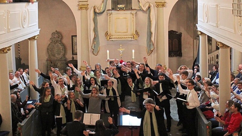 Die Marienkirche in Gauerstadt beeindruckte durch eine tolle Akustik - der Chor begeisterte die Zuschauer.