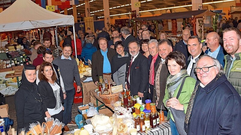 Regelmäßig gibt sich bei der Eröffnung des Europäischen Bauernmarktes die lokale Prominenz ein Stell-dich-ein.