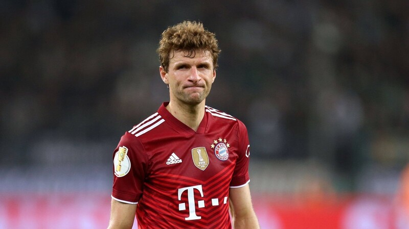 Wenn Bilder mehr als Worte sagen: Thomas Müller ist nach dem desaströsen Ausscheiden im Pokal enttäuscht.