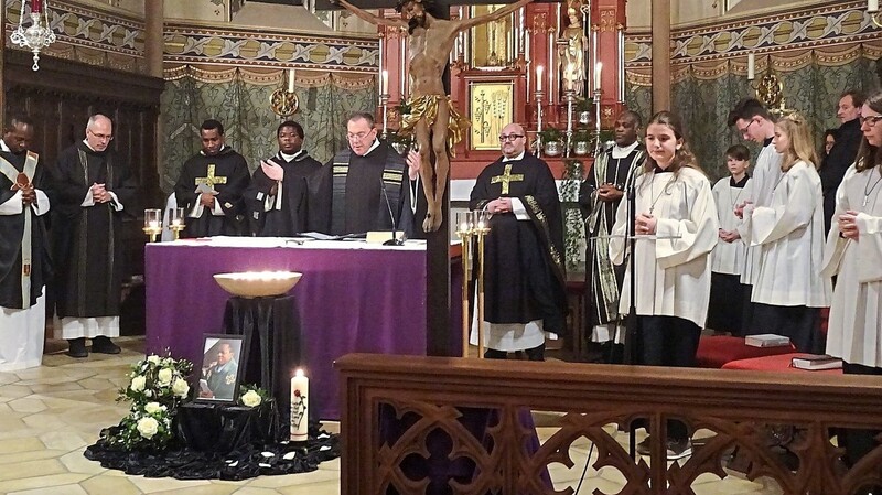 Sechs Priester und ein Diakon feierten den Gedenkgottesdienst für Pfarrvikar Elias.