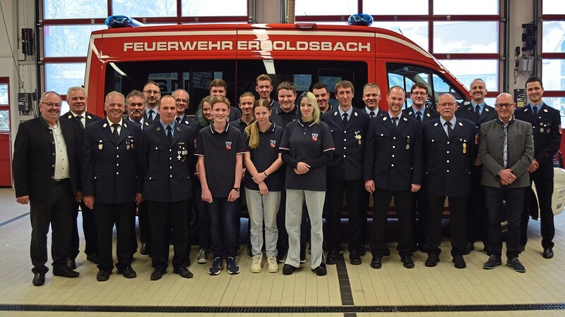 Die Gemeinde, die Leitung der Landkreisfeuerwehr, ehemalige Jugendwarte und die eigene Vorstandschaft gratulierten der Jugendfeuerwehr Ergoldsbach zum Jubiläum.