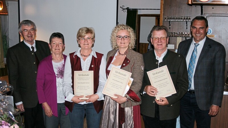 Für 20 Jahre Treue zum Chorgesang wurden Elisabeth Kerner, Barbara Haas und Reinhard Gürtner (v.l. mit Urkunde) ausgezeichnet.