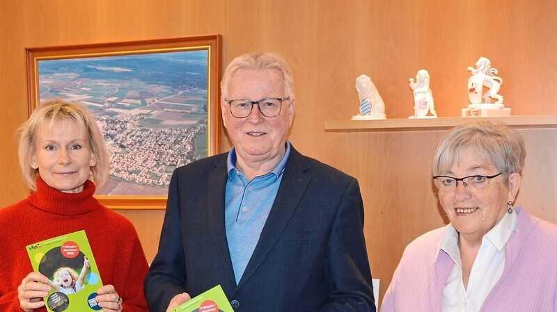 Die Geschäftsführerin der Vhs Landau, Marion Zimmermann (v.l.), Bürgermeister Max Schadenfroh und Außenstellenleiterin Elisabeth Müller.