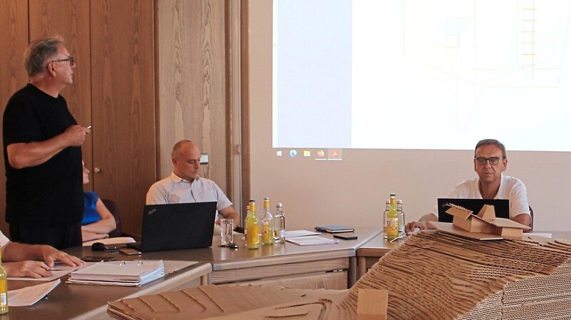 Klaus Ingerl (l.) präsentierte die aktuellen Planungen dem Stadtrat.