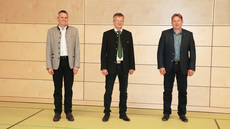 Bürgermeister Markus Ackermann (Mitte) mit Vizebürgermeister Martin Frank (links) und dem neuen dritten Bürgermeister Wolfgang Kürzinger.