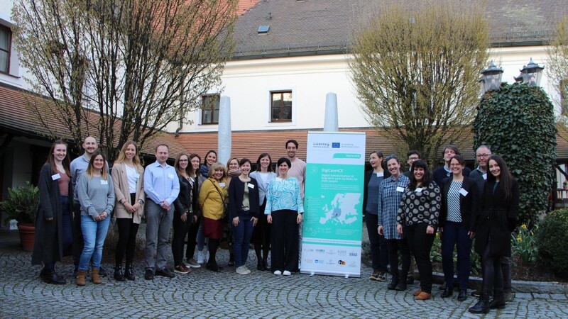 Die zehn Projektpartner kommen aus sieben verschiedenen europäischen Ländern: Deutschland, Österreich, Italien, Tschechien, Slowenien, Polen und der Slowakei. Unter dem Titel "DigiCare4CE" wollen die Teilnehmer die Digitalisierung in der Pflege voranbringen.